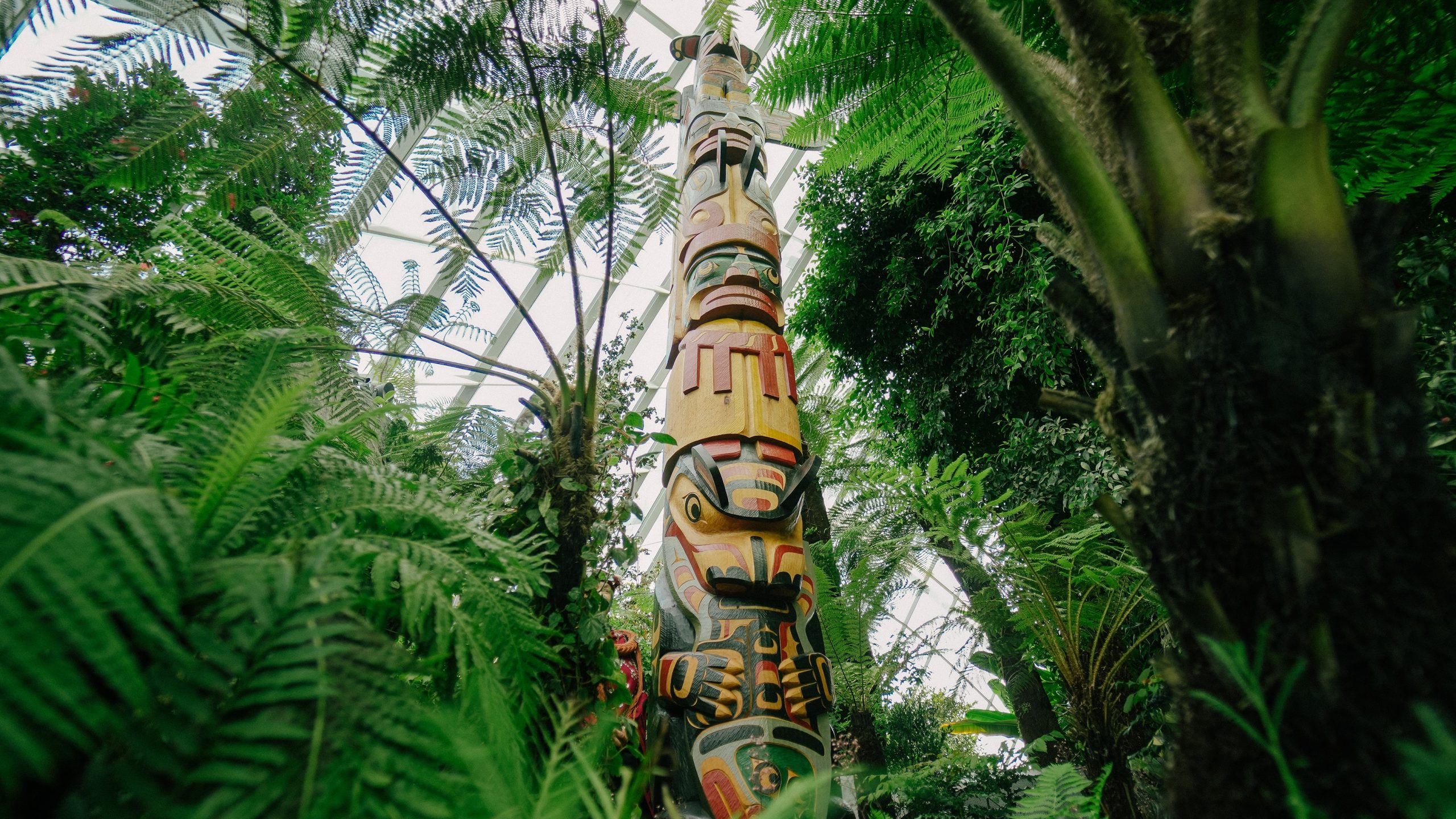 lễ ra mắt một cột tôtem do British Columbia ủy quyền ở Singapore.