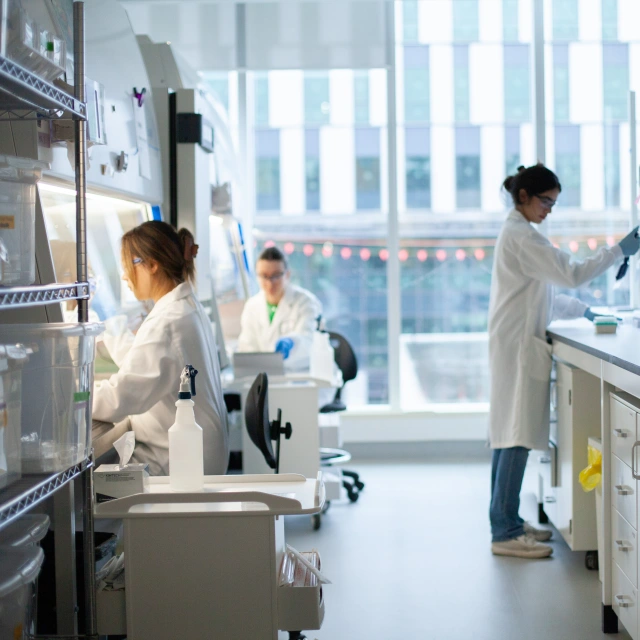 Các nhà khoa học trong phòng thí nghiệm tại Aspect Biosystems ở Vancouver