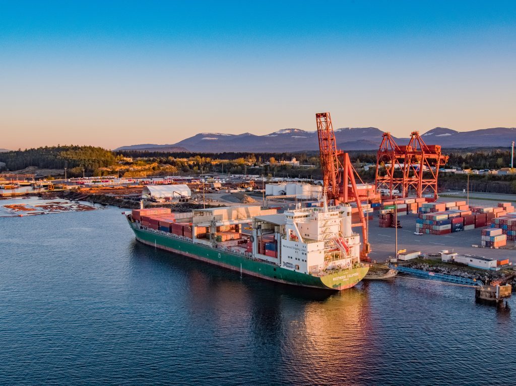 Cảng Nanaimo được kết nối chiến lược với Lower Mainland của B.C., nằm cách Vancouver chỉ 33 hải lý - trung tâm vận tải và vận chuyển quan trọng của miền Tây Canada - và chỉ cách sông Fraser 25 hải lý