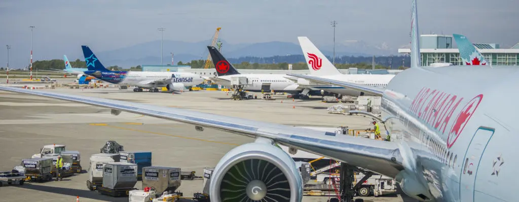 Sân bay Vancouver (YVR) với máy bay và đường băng.