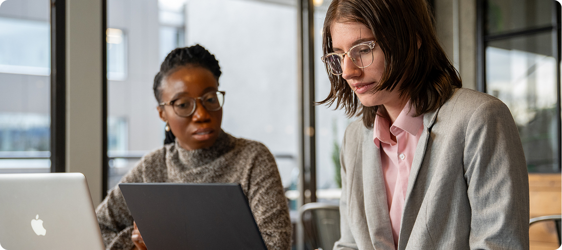 Những người đa dạng làm việc trên máy tính xách tay cùng nhau ở Cariboo