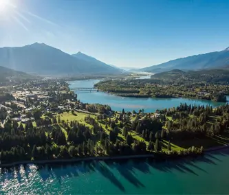 Nhìn từ trên không các hồ ở vùng Kootenay.