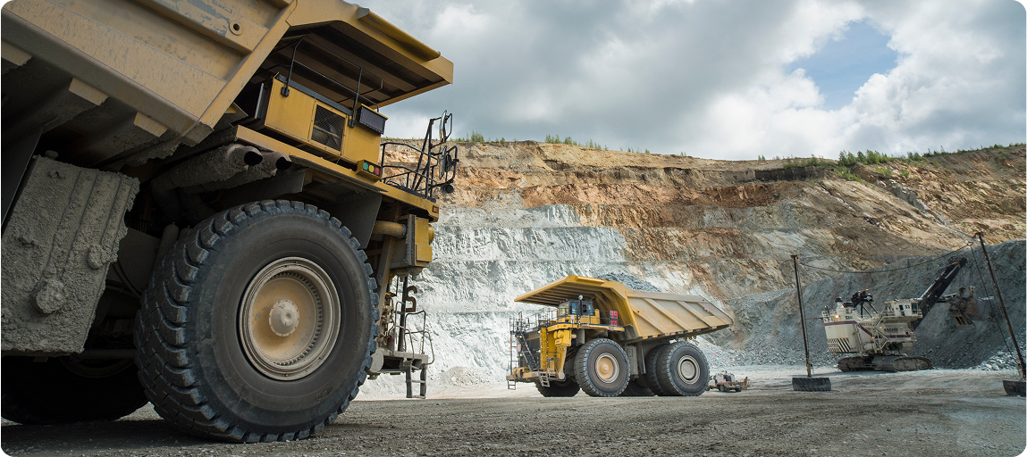 Quang cảnh nhìn lên xe ben mỏ lớn tại mỏ hiện đại của Mỏ Taseko